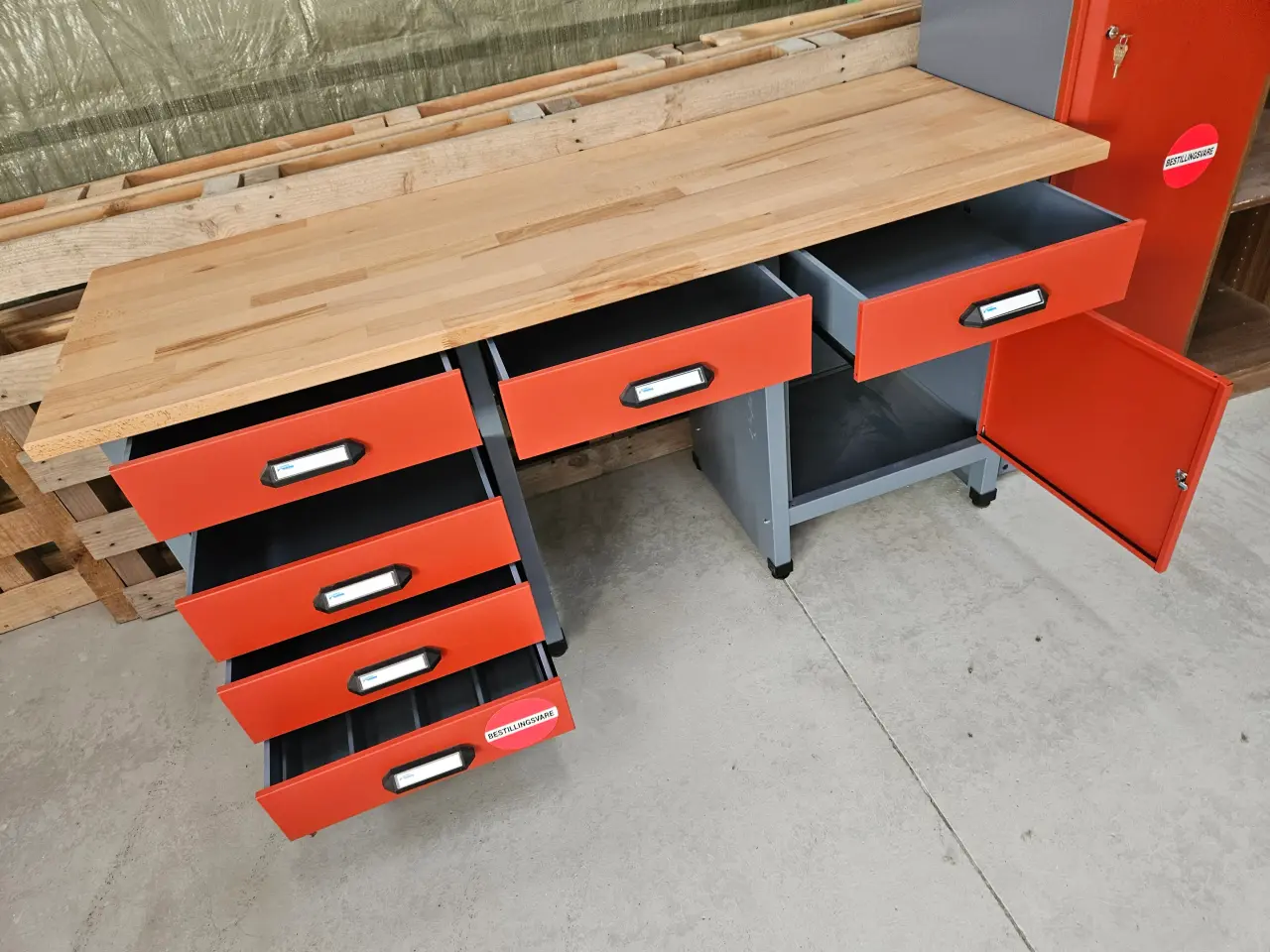 Billede 3 - Arbejdsbord og Højskab