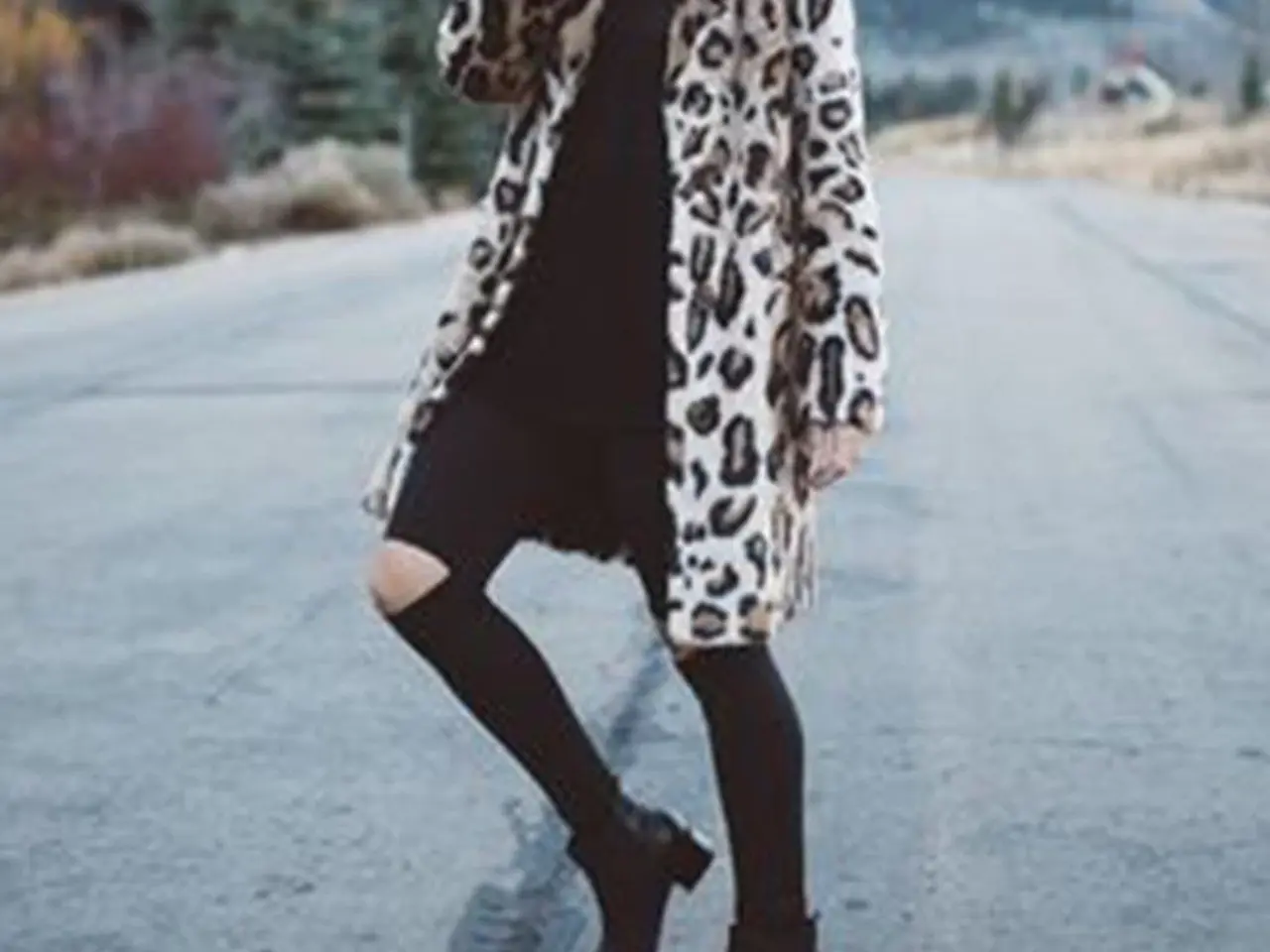 Billede 3 - frakke(cardigan) i Leopard print... i large.
