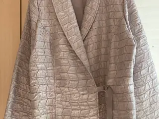 Festjakke; let og behagelig sølvfarvet blazer