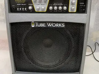 Sælger en solid og vellydende Tube Works VA65 guit