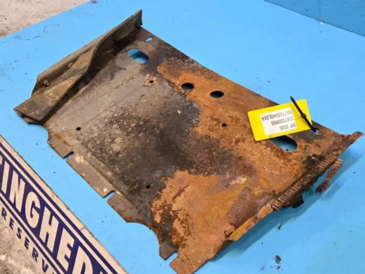 Billede 4 - Massey Ferguson 3085 Batteriholder 3387030M95