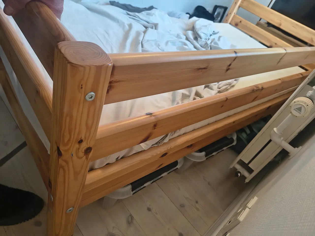 Billede 11 - Flexa enkeltseng fyrretræ med madras og sengehest 