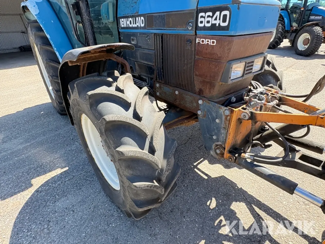 Billede 11 - Traktor Ford 6640 med kost og plov