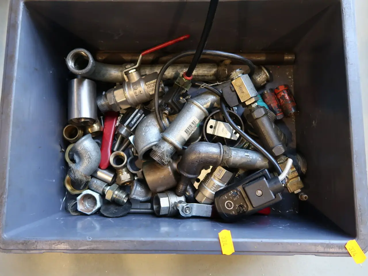 Billede 2 - Kasse med div. Fittings