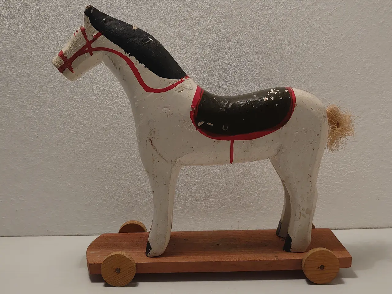 Billede 1 - Fængselslegetøj: Stor træhest L 21,5cm, H 22,5cm.