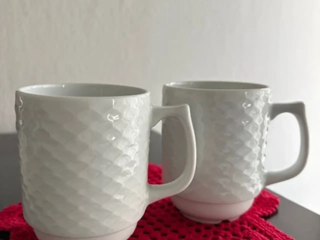 Billede 1 - Hvide Krus med Elegant Mønster