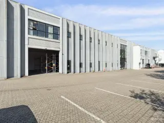Stort lager m. port og kontor i stueplan på Avedøreholmen 84