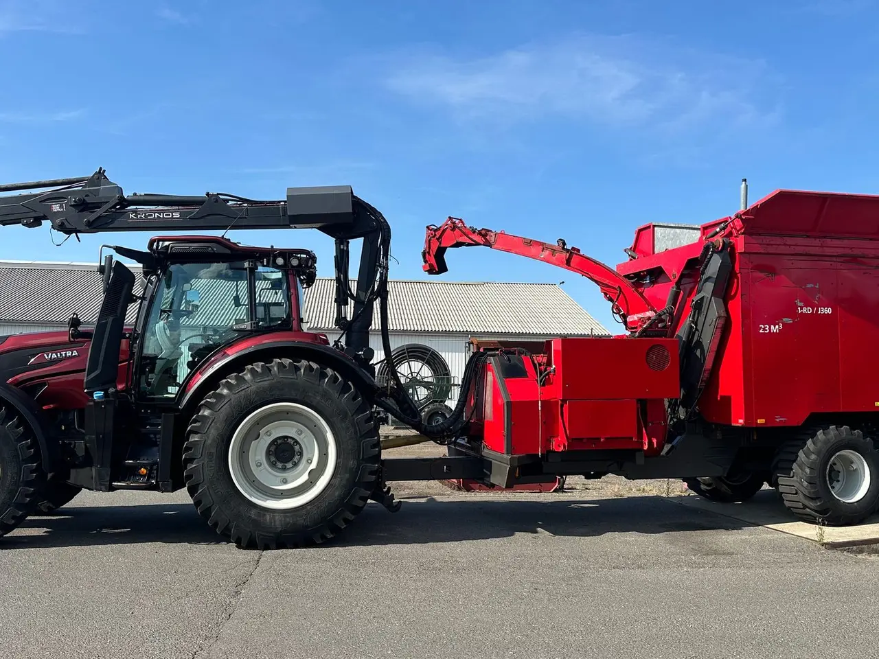 Billede 1 - Valtra T234s Med Jenz 360 Flishugger og Alsidig 23m3 Flisvogn