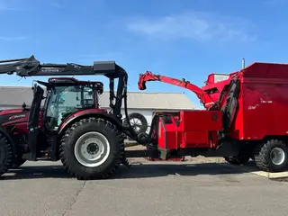 Valtra T234s Med Jenz 360 Flishugger og Alsidig 23m3 Flisvogn