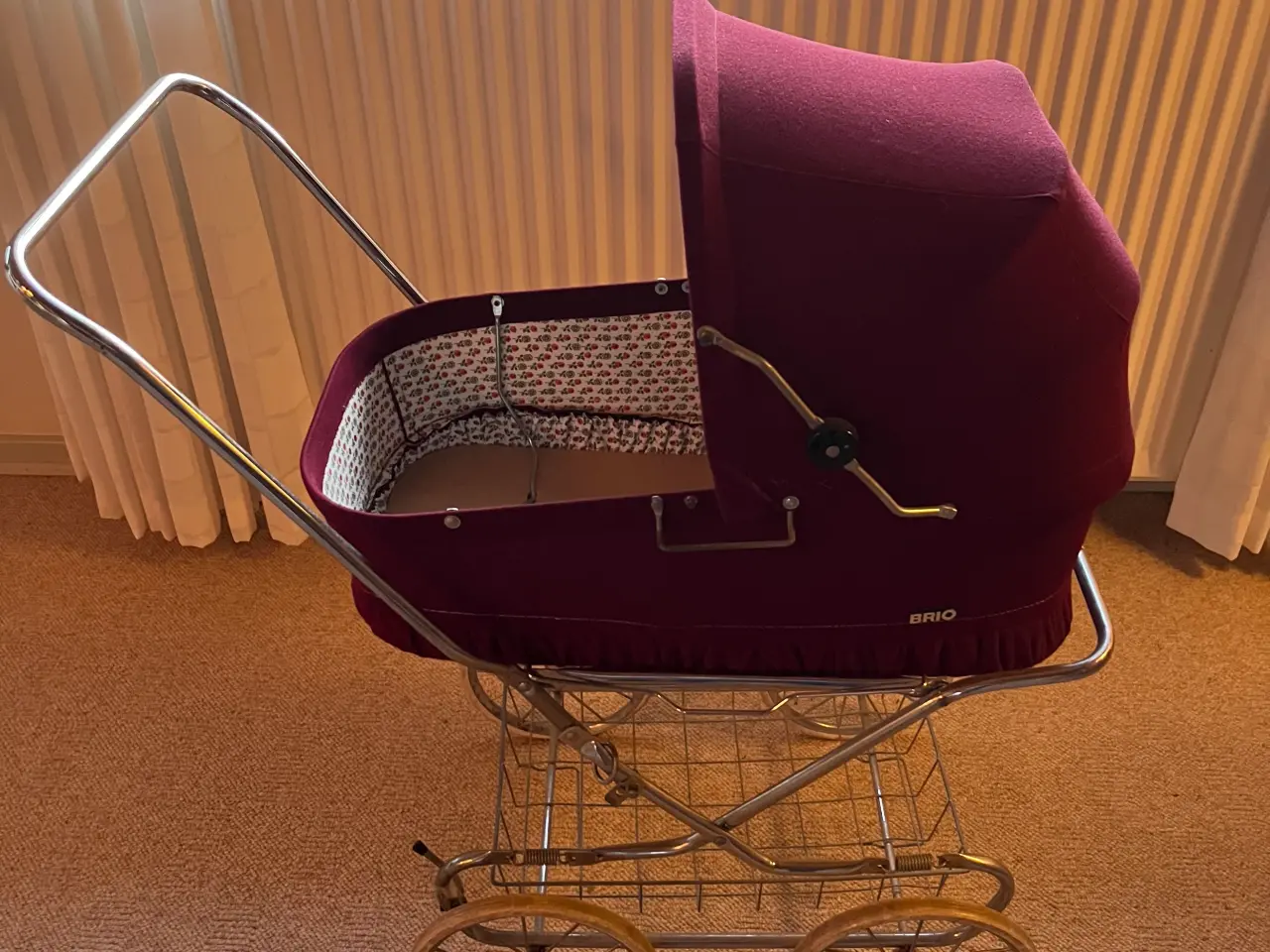 Billede 2 - Meget fin Brio dukkevogn - bordeaux velour