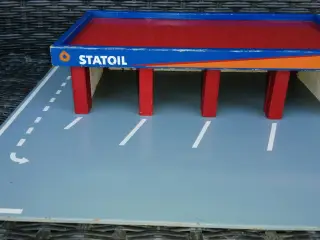 GAMMEL STATOIL TRÆ LEGETØJS GARAGE