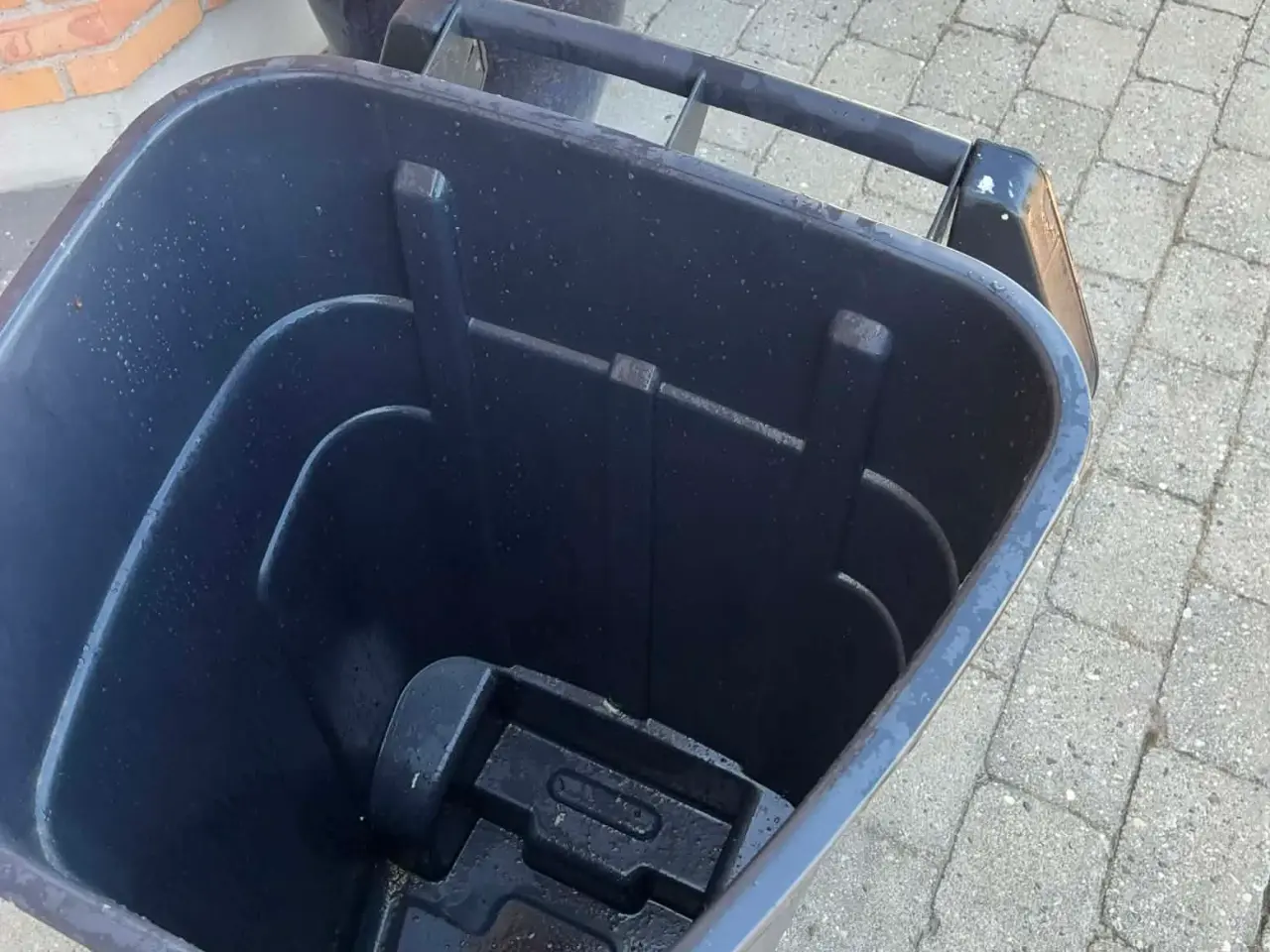 Billede 4 - Curver skraldespand 110 liter m/hjul