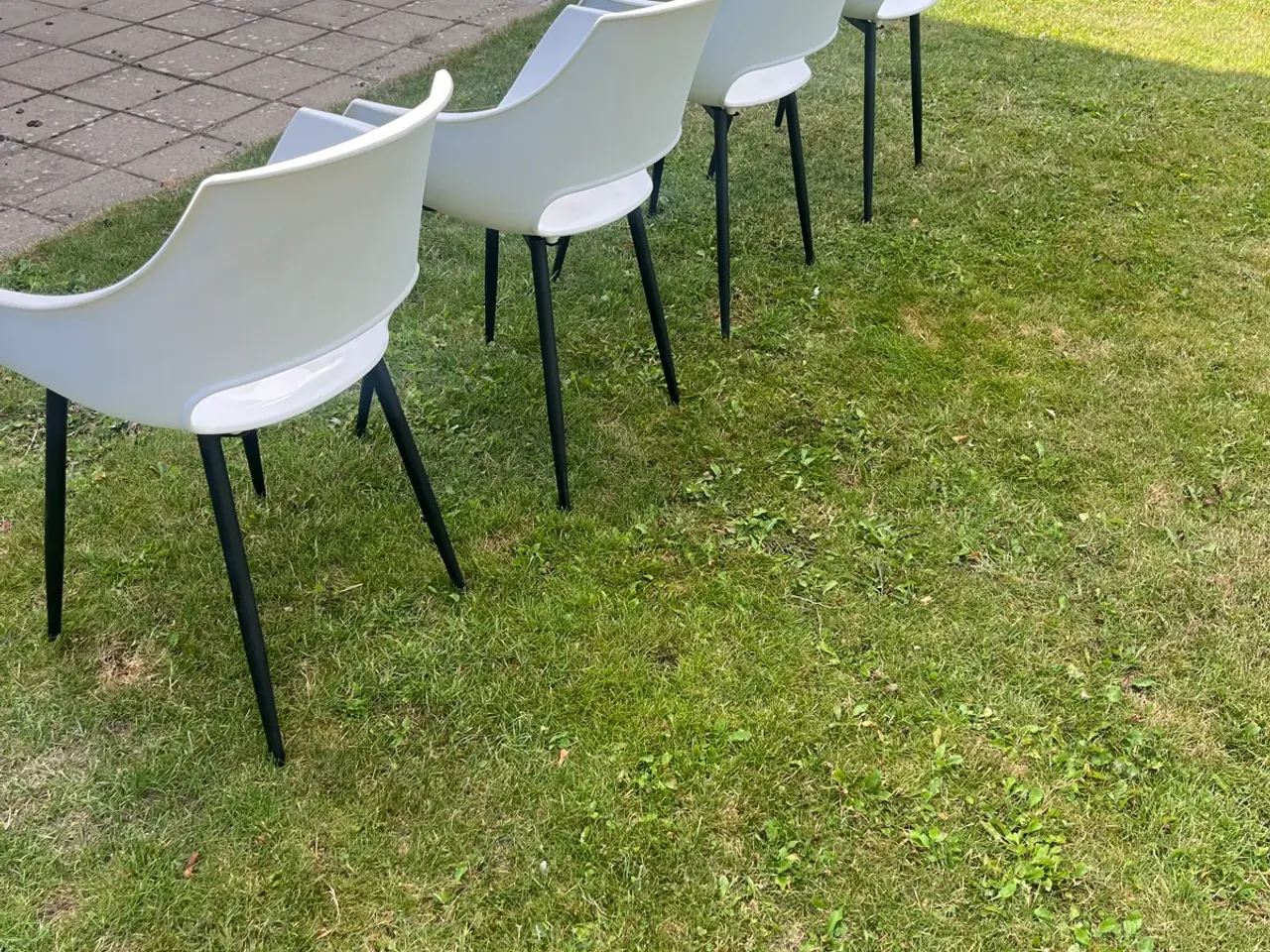 Billede 3 - Havestole x 4 i hvid plast med sorte ben .