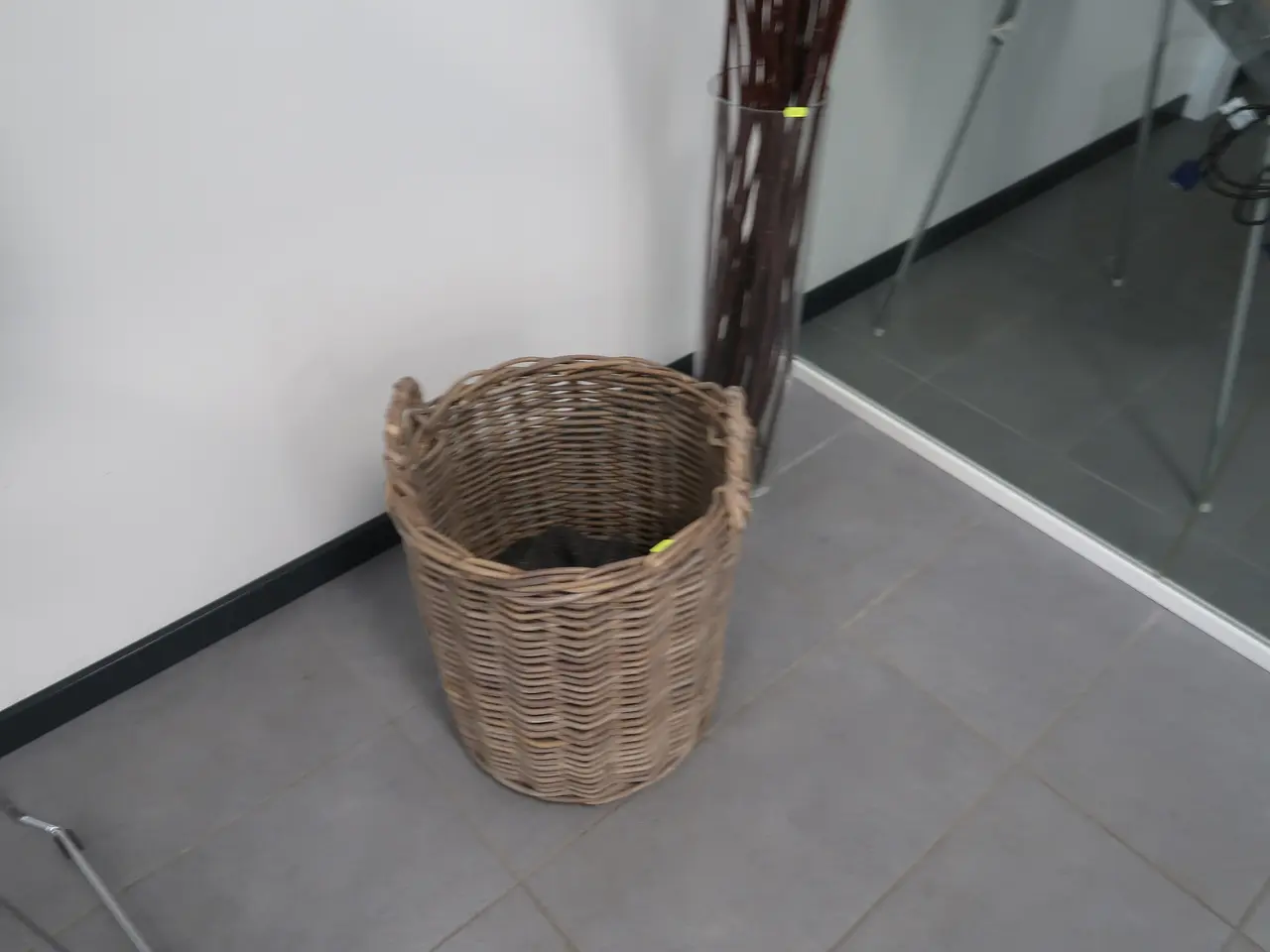 Billede 2 - Kurv samt vase med pinde