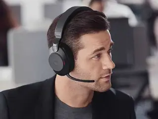 Jabra Evolve2 85 MS med ladestation og tilbehør