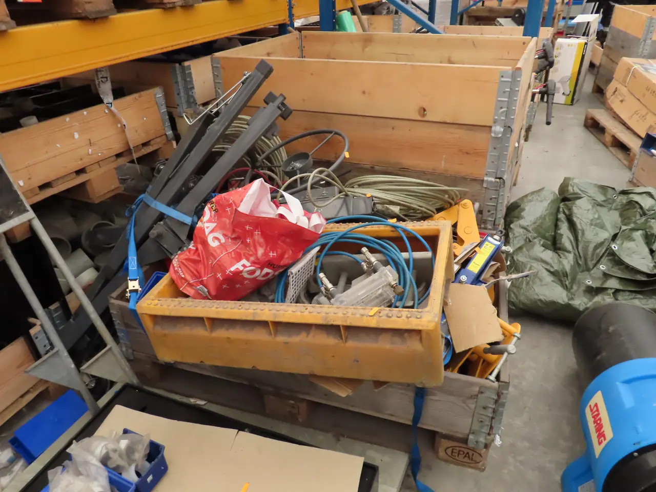 Billede 1 - Palle med materialelift, elkædetalje m.m.