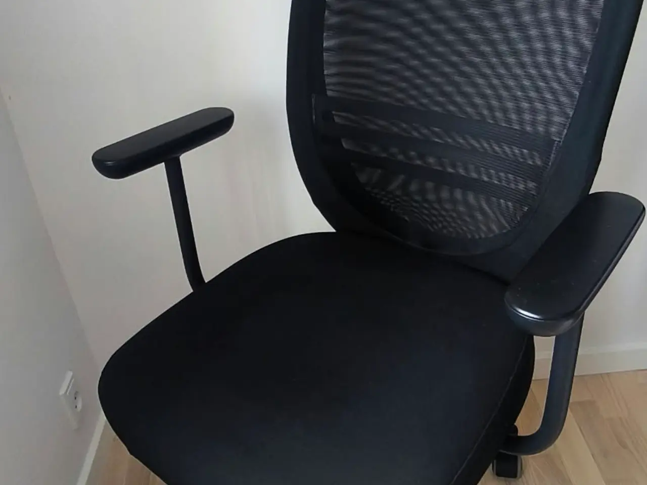 Billede 1 - IKEA FLINTAN kontorstol med armlæn – sort