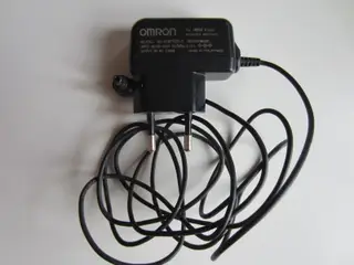 Omron strømforsyning 60240HW5SW 6V 500mA med et