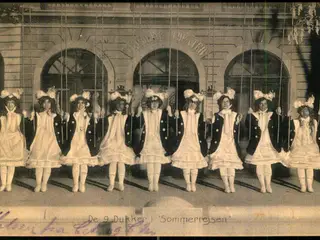 De 9 Dukker i Sommerrejsen - Stender 6492 - Brugt