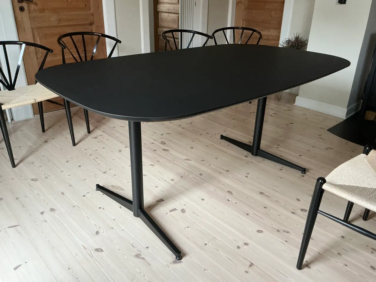 Billede 4 - Sort linoleum spisebord