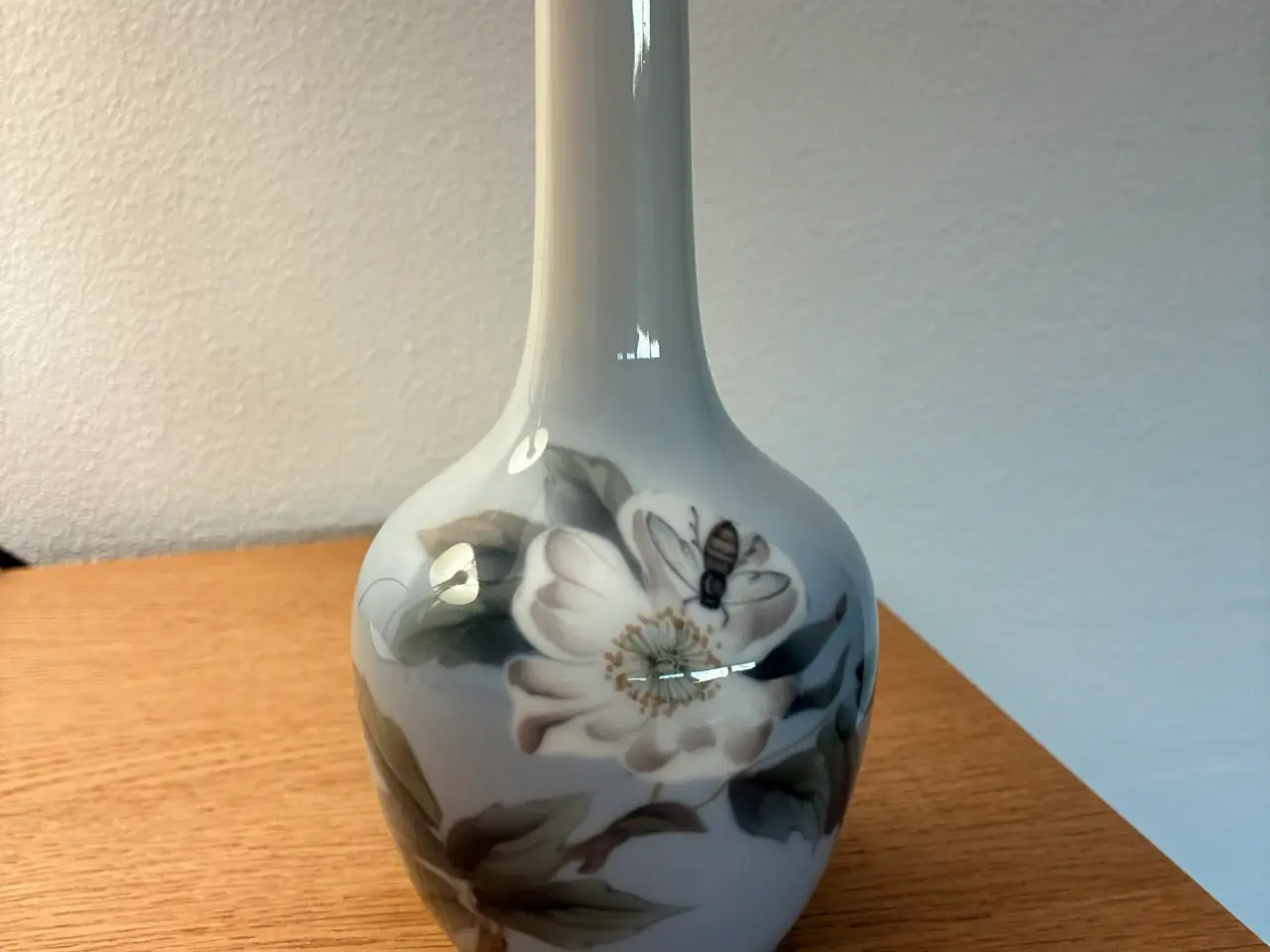 Billede 1 - Royal Copenhagen vase, Bi og Blomst, model 1659