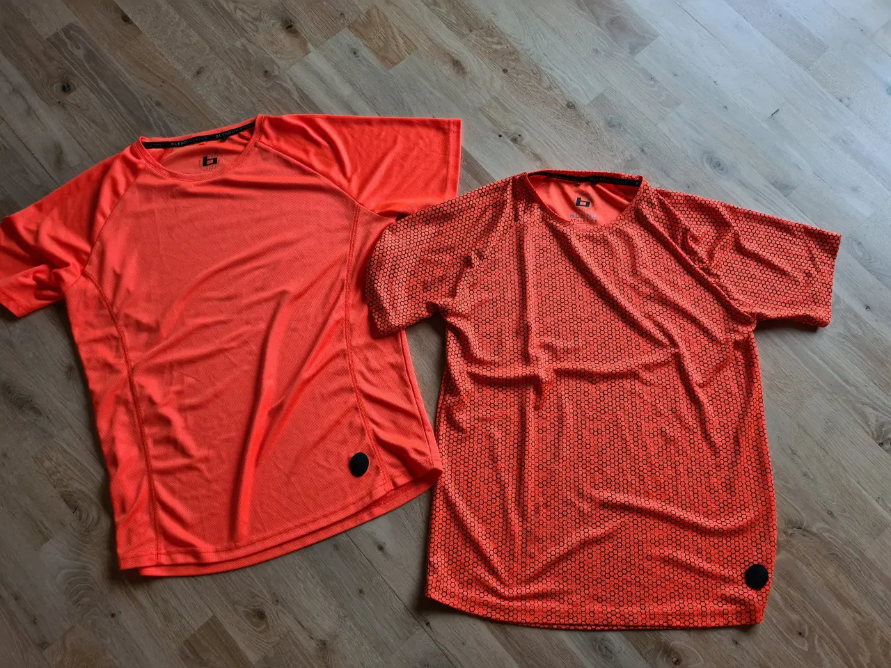 Billede 1 - Næsten nye T-shirts str L