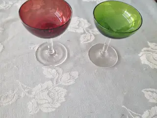 2 flotte farvede likørglas