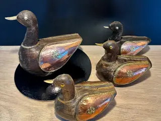 Antikke håndskårede andefigurer sælges