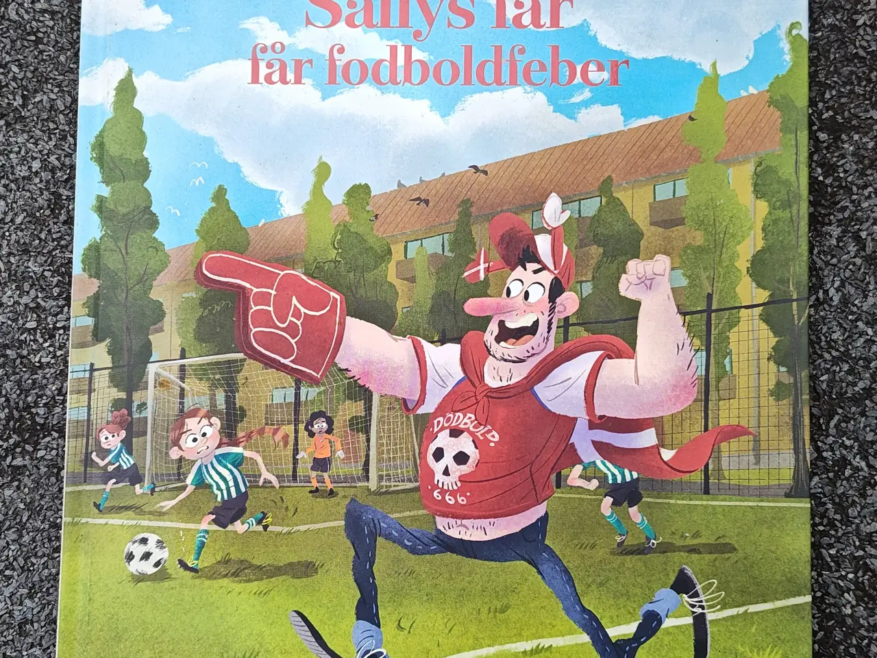 Billede 1 - Sallys far får fodboldfeber BOG
