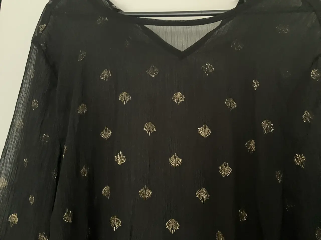 Billede 2 - Damebluse m/ guldmønster