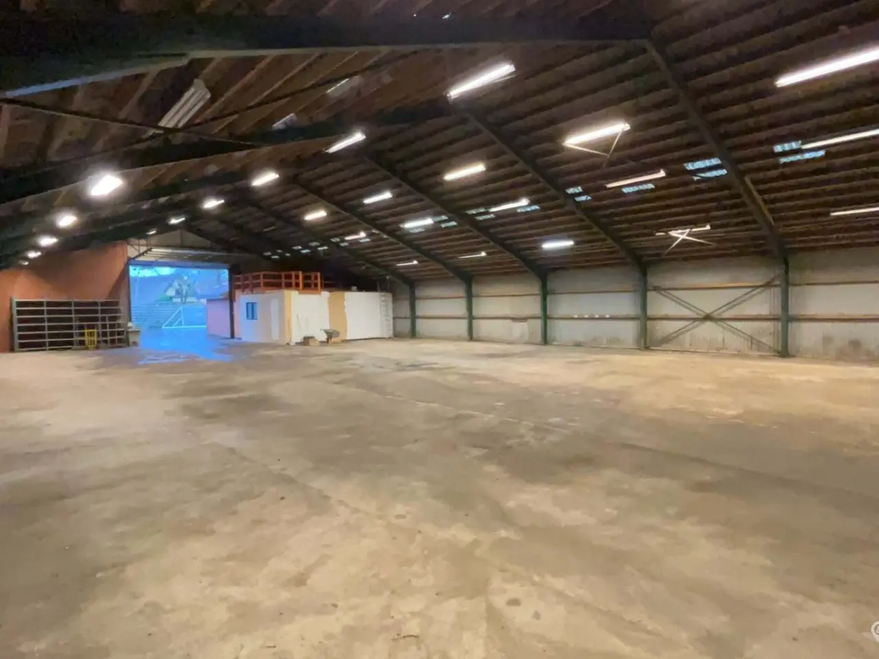 Billede 4 - Erhvervslejemål på 911 m² med værksted. hal og kontor