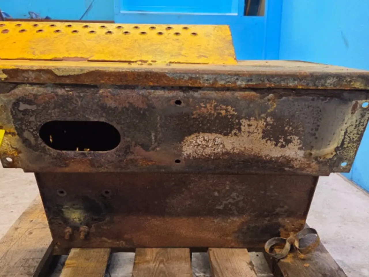 Billede 9 - New Holland FX40 Batterikasse 84011991