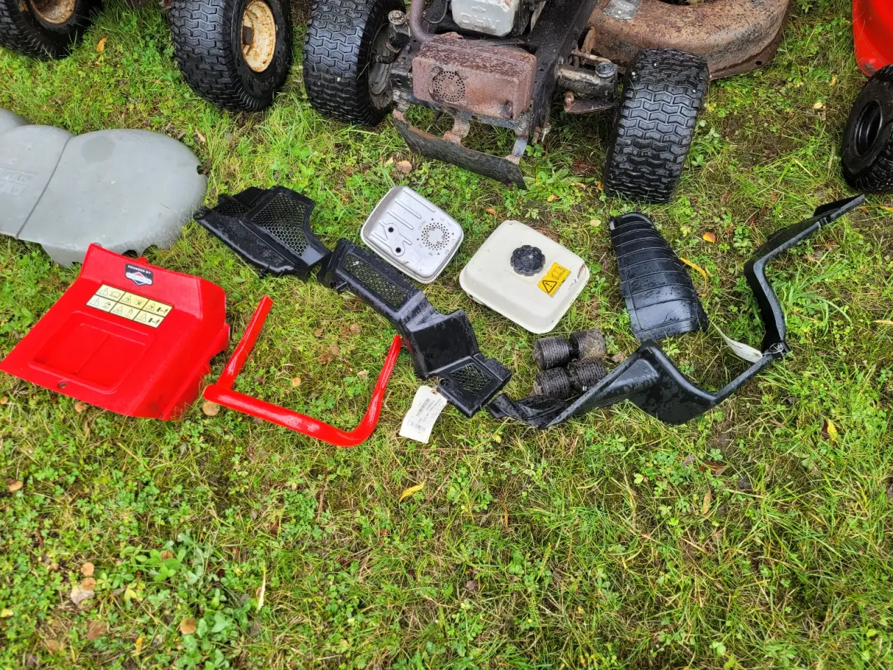 Billede 12 - 16 plæneklipper, 4 havetraktor samt en masse småde