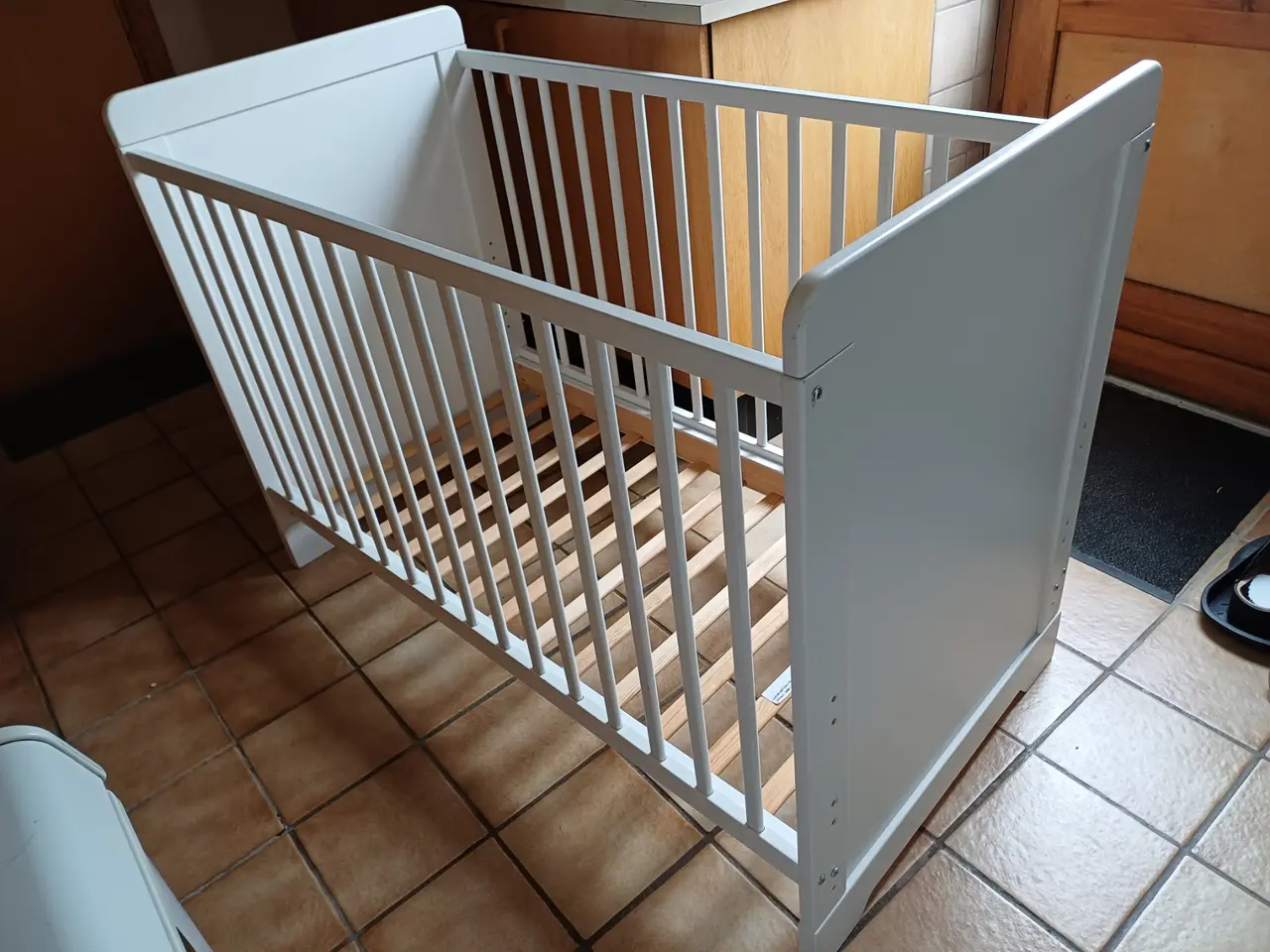 Billede 2 - Tremmeseng hvid med lamelbund 60 x 120 cm