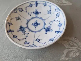 Underkop i musselmalet porcelæn.