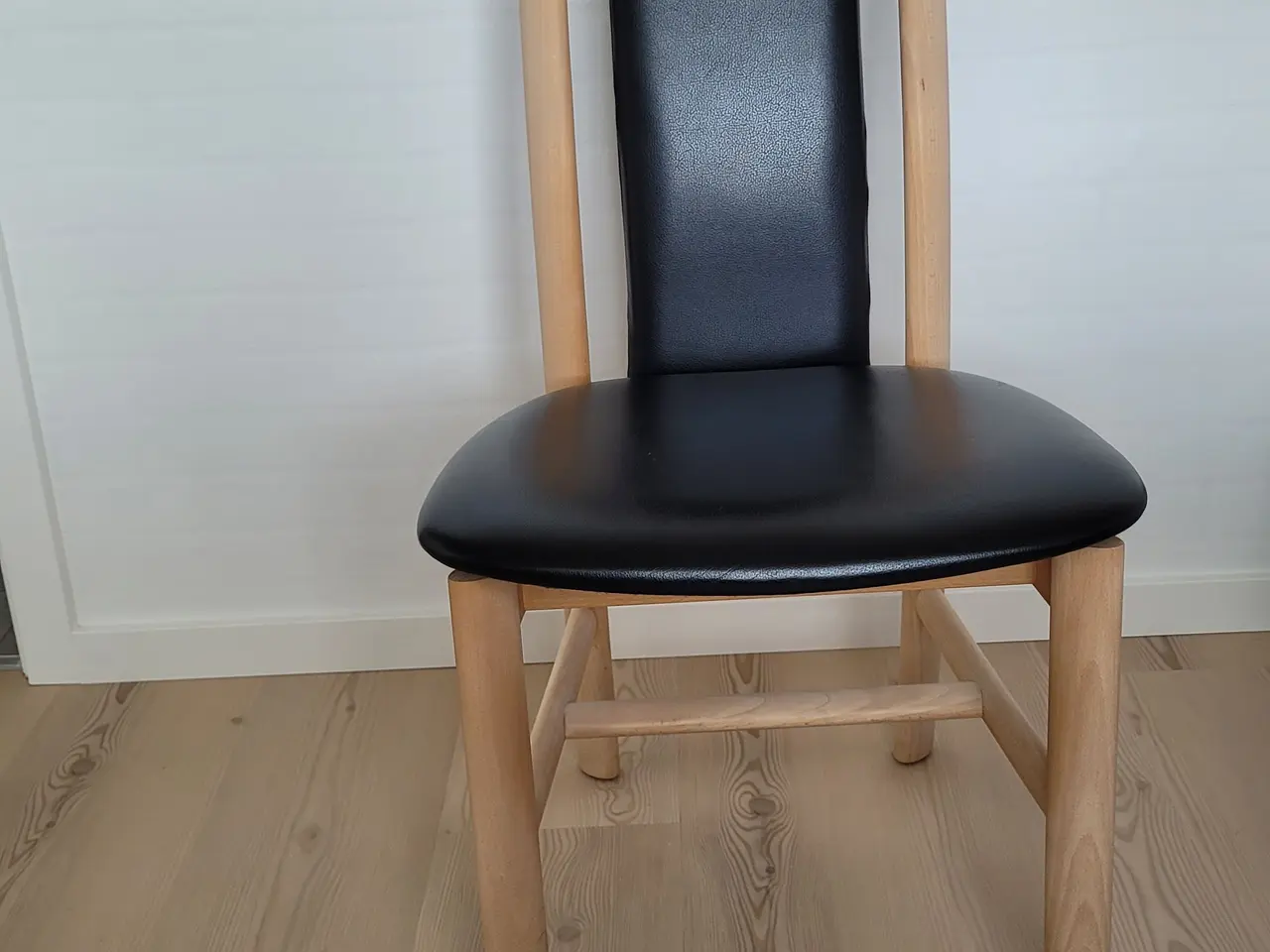 Billede 3 - 6 stk. bøgestole med sort læder. Prisen er pr. stk