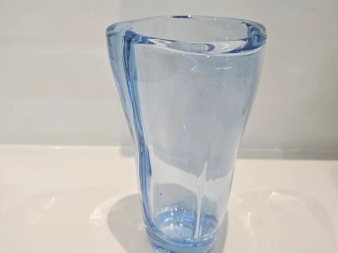 Billede 1 - Flot blålig vase.