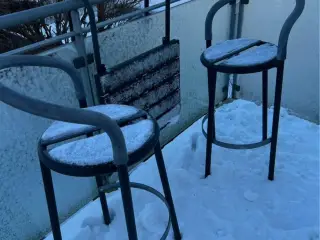 Altanbord og to høje stole