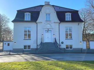 Eksklusivt møbleret kontor i nyistandsatte. historiske lokaler