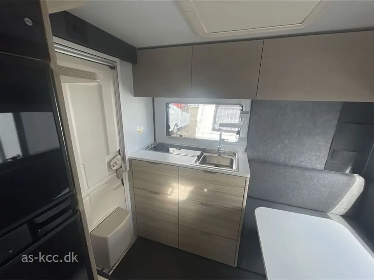 Billede 9 - 2026 - Adria Altea 402 PH Adria Altea 402 PH årg. 2026 4 sovepladser, 4 siddepladser Myggenet - halvdør kr. 1.640,- er lagt i prisen