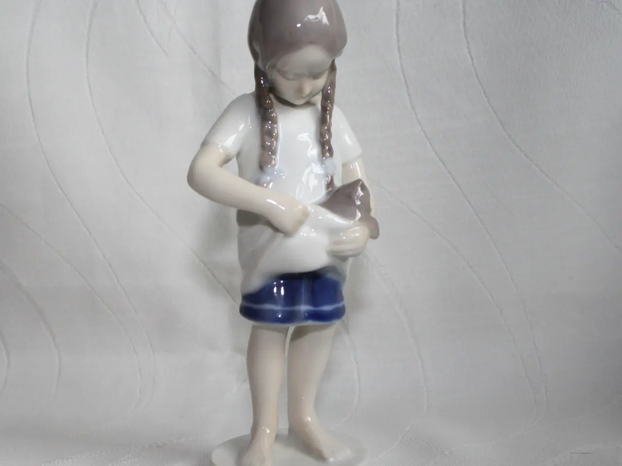Billede 9 - Pige med kat, Figur fra Bing og Grøndahl