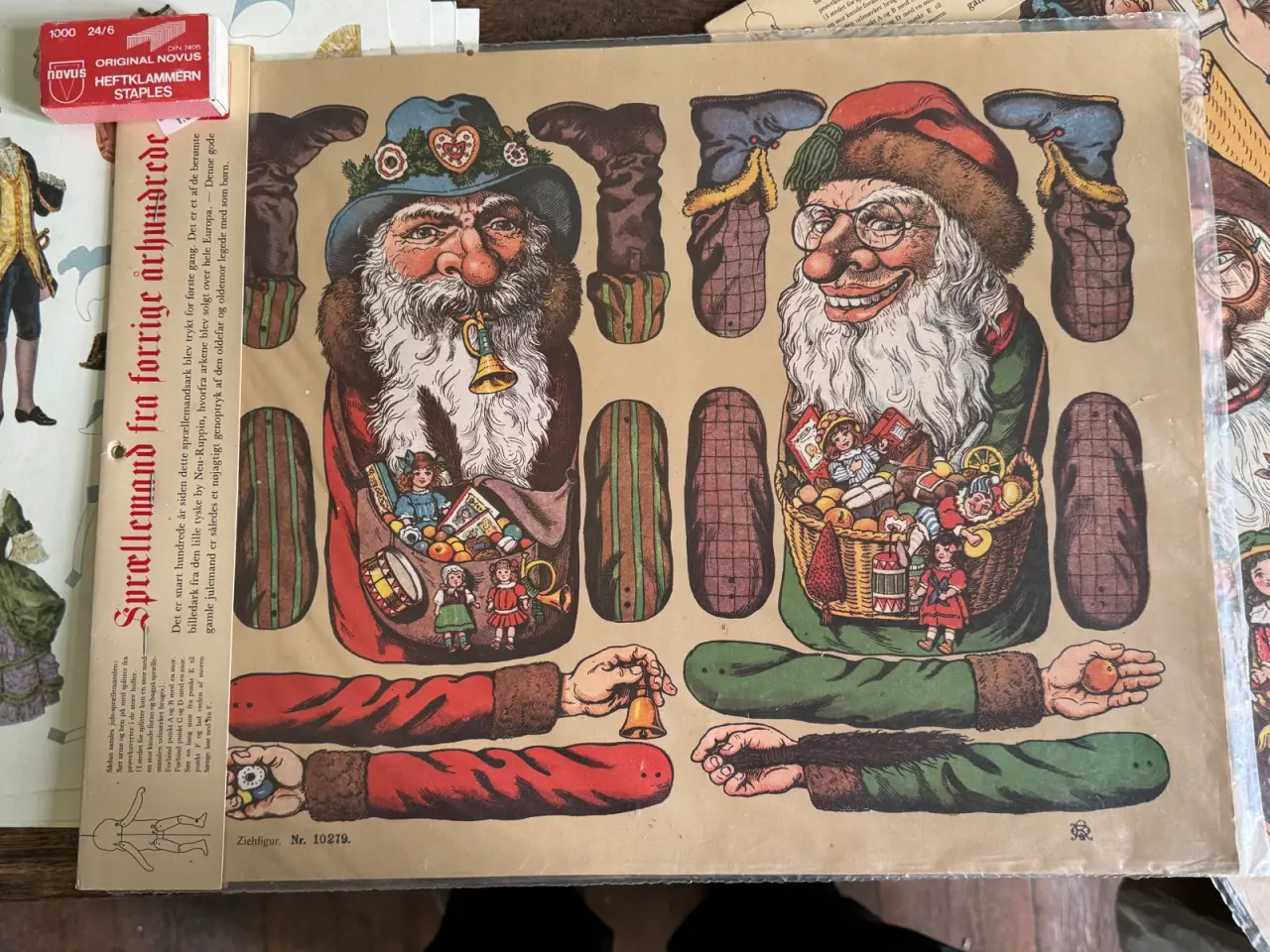 Billede 4 - Påklædningsark og nisser