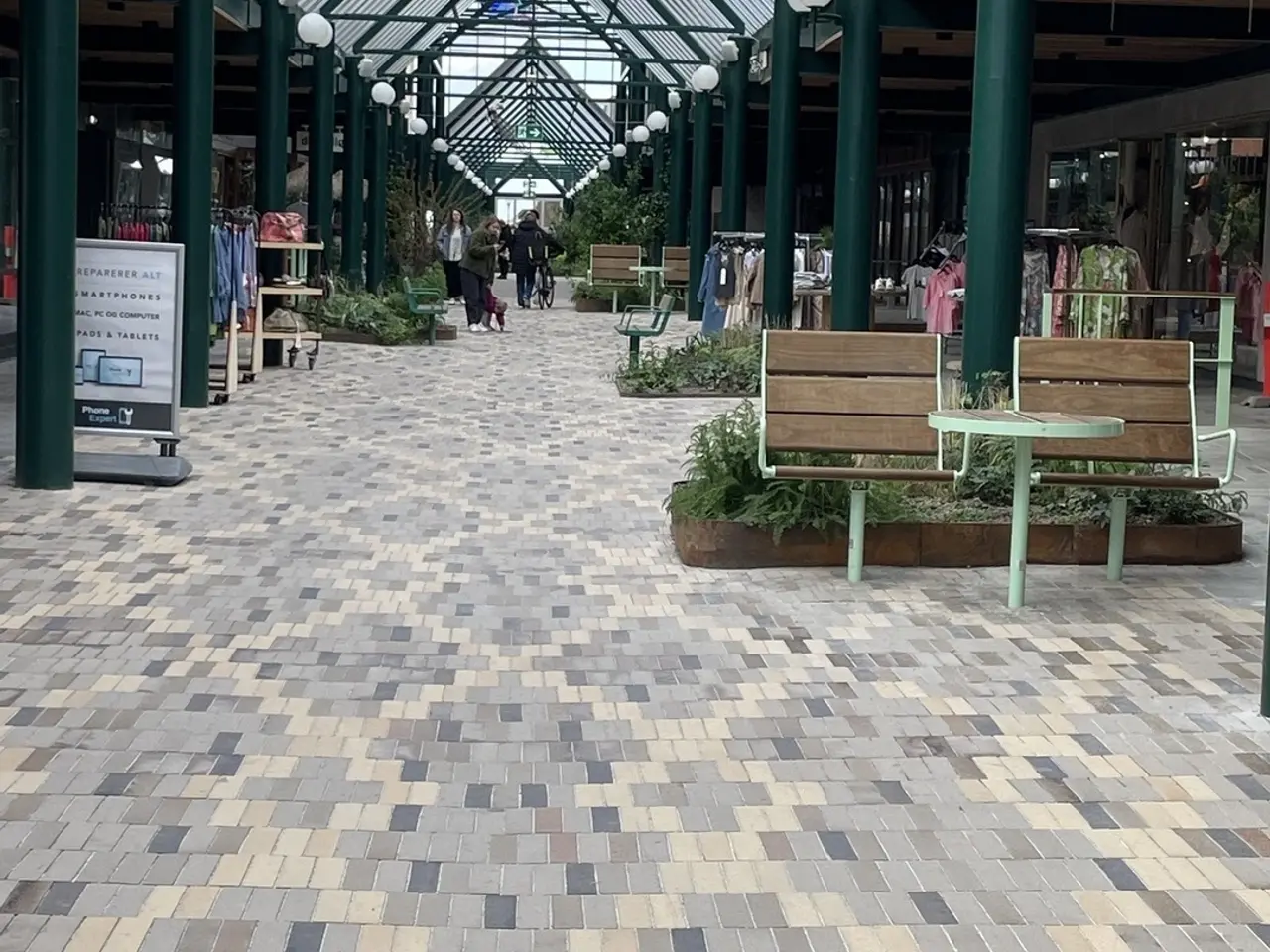 Billede 8 - Butik med stor facade mod strøget i Ikast