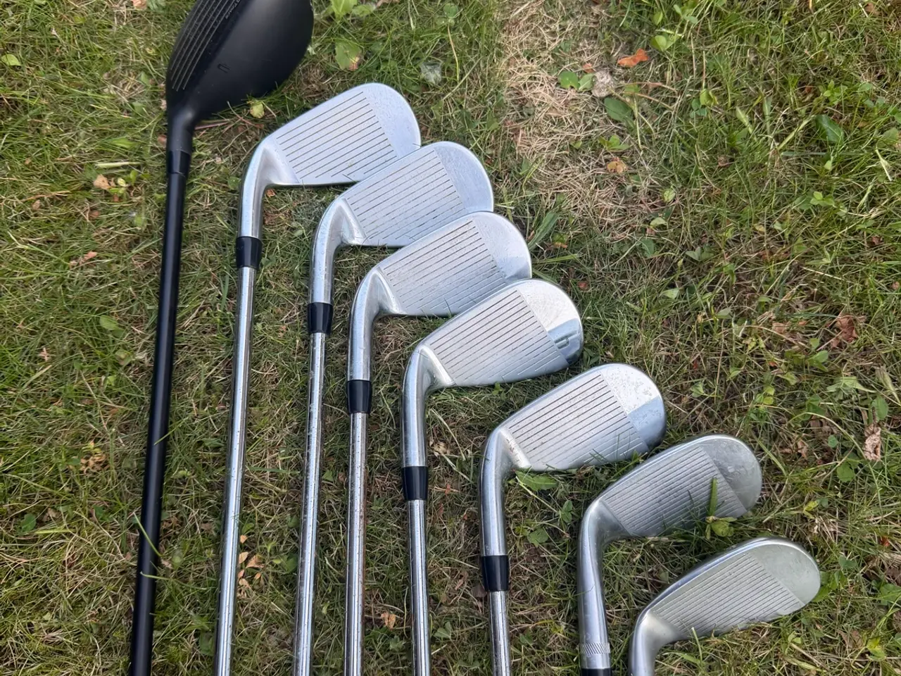 Billede 4 - Titleist golfbag med jernsæt, hybrid og putter