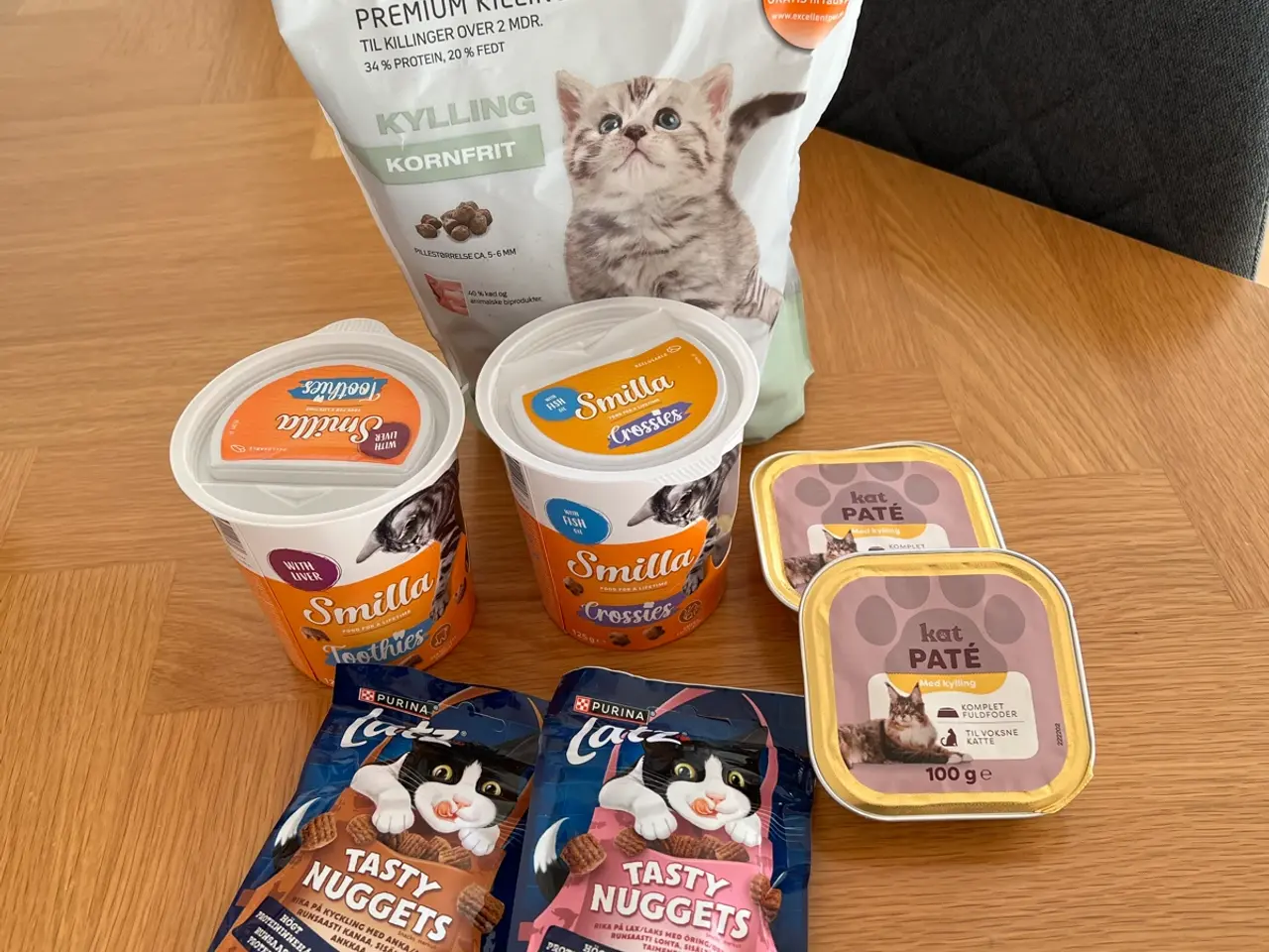 Billede 1 - Pakke med kattemad og -snacks