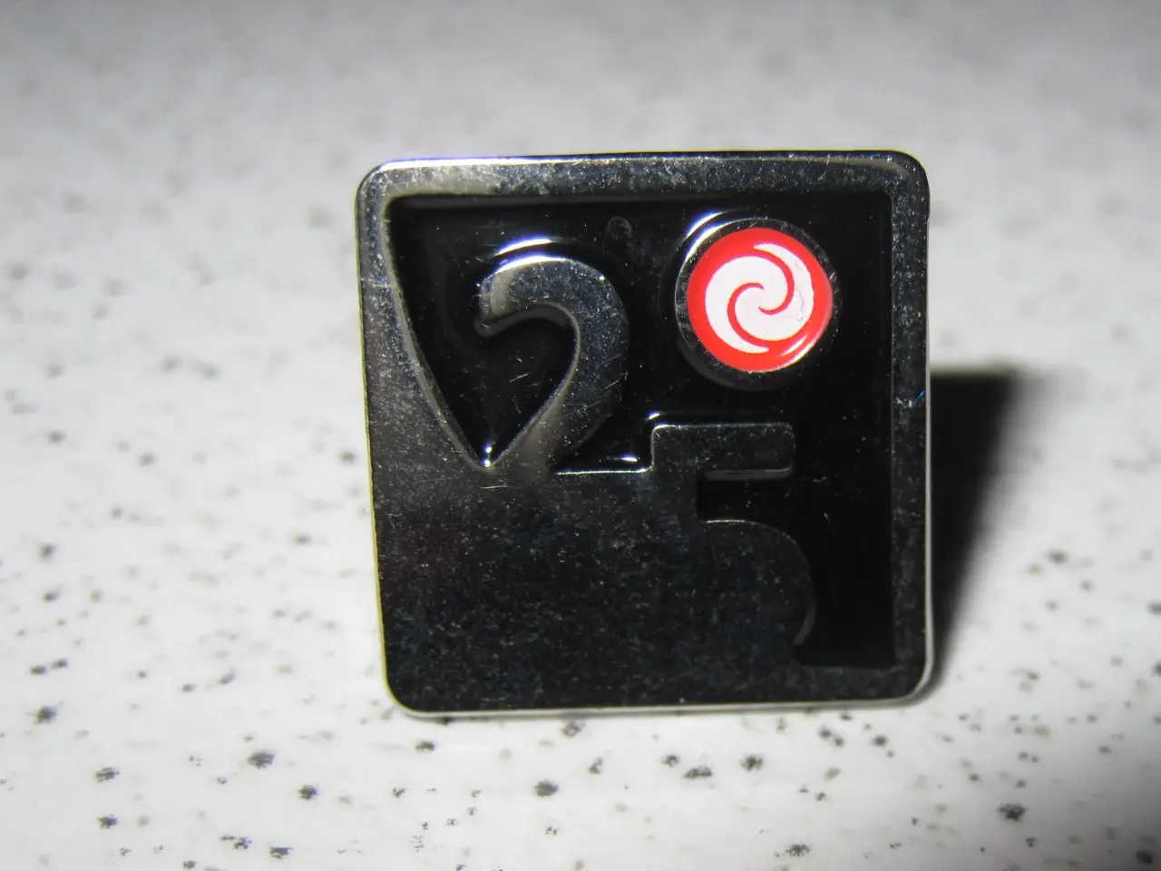 Billede 1 - Pin fra ÆldreSagen, 25 års jubilæum.