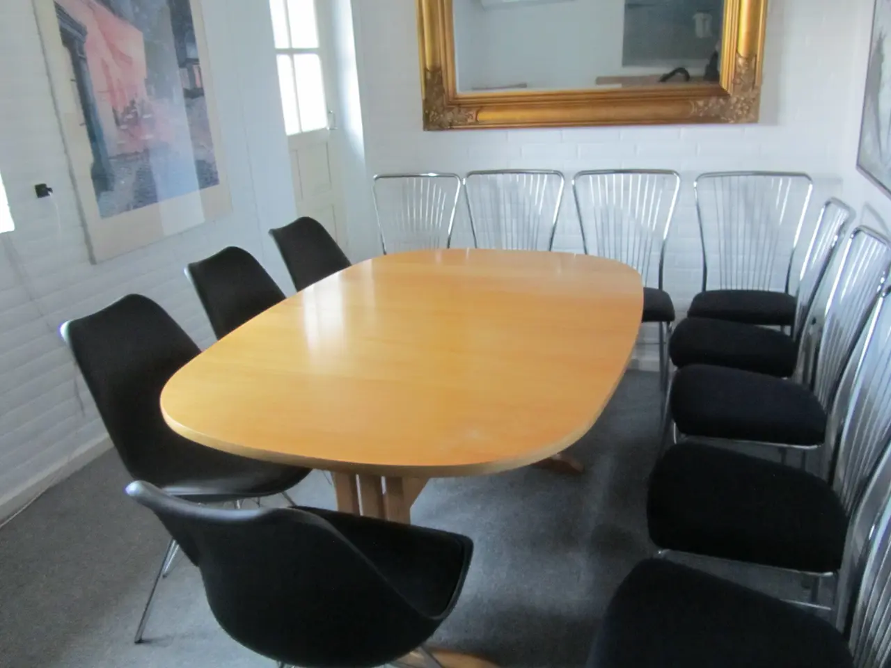 Billede 1 - spisebord med plader og stole gratis