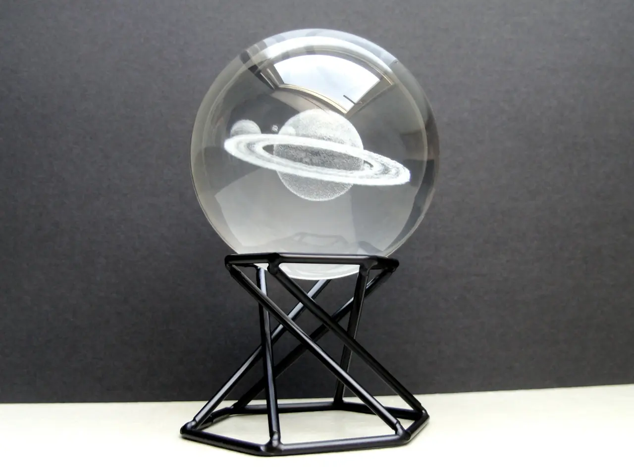 Billede 1 - 3D laserindgraveret planet i glas på sort stativ