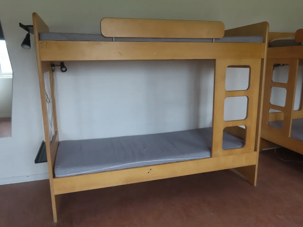 Billede 2 - Indhold på værelse af bord, køjeseng, skab mv.