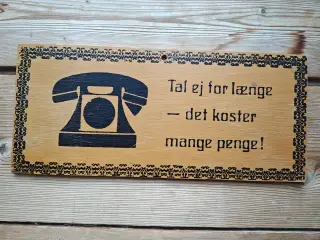 Gammelt telefon skilt i træ